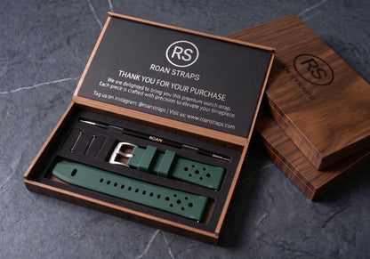 ROANSTRAPS | „Forest Expedition“ – Premium FKM Kautschuk Uhrenarmband in Dschungelgrün, Grade 5 Titan Schließe (Individuelle Gravur)